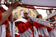 Все участники парада играют на музыкальных инструментах или танцуют / Швейцария