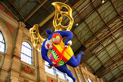 Ангел-хранитель Цюриха и прибывающих в него путешественников - скульптура под потолком цюрихского вокзала / Швейцария