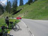 Велосипедистов обгоняет Ferrari / Швейцария