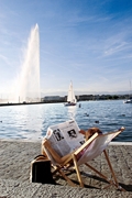 Женева, вид на фонтан Jet d'Eau с набережной генерал-Guisan на левой стороне озера.