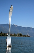 Символ Музея еды в кантоне Во воткнутая в Женевское озеро вилка.
