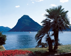 Лугано, расположенный на побережье озера Лугано, в окружении двух известных пиков: Монте-Сан-Сальваторе 912 м (на фото) и Монте-Бре 925 м.