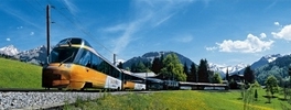 Панорамный поезд экспресс Золотой перевал (Golden Pass) летом